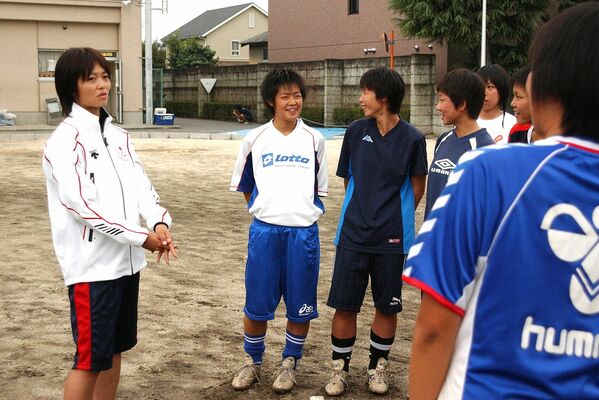 母校・宇都宮女子高での教育実習中にサッカー部員にアドバイスする安藤選手（左）＝2004年９月