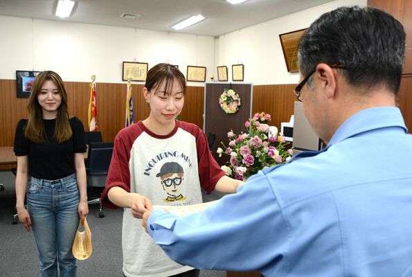 感謝状を受け取る若本さん（中央）と與那嶺さん（左）