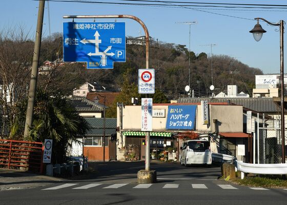 道路の真ん中に設置されている案内標識