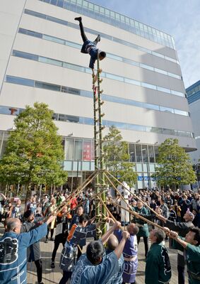 宇都宮市消防出初め式で「はしご乗り」を披露する宇都宮鳶木遣保存会のメンバー＝２０１７年１月、同市大通り４丁目