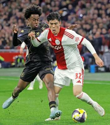 　スパルタ戦で競り合うアヤックスの冨安（右）＝アムステルダム（共同）