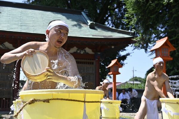 大暑禊で水をかぶって身を清める参加者