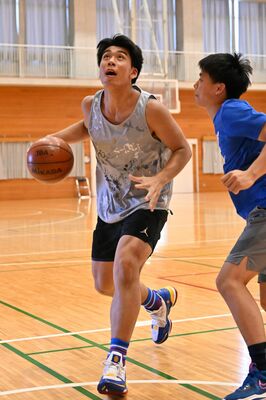 代表活動に意欲を見せる宇工の石川（左）＝宇工高体育館
