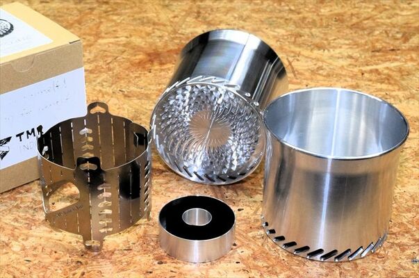 田村工機のアウトドア用調理器具「Ｌ．Ｔ．Ｃｏｏｋｅｒ」（右）。中央上はクッカーの底部、左は五徳、中央はアルコールストーブ