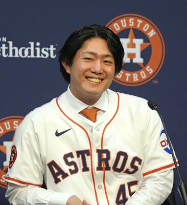 米大リーグ、アストロズの入団記者会見で笑顔を見せる今井達也投手=5日、ヒューストン(共同)