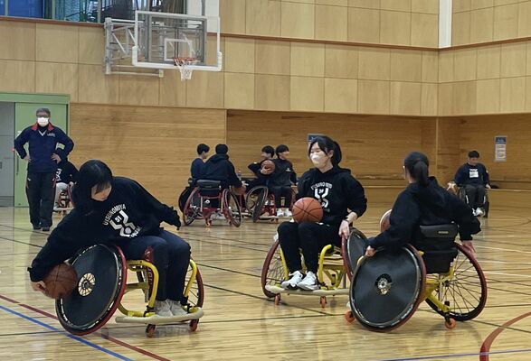 車いすバスケットボールを体験する宇都宮中央高の生徒たち＝２月下旬、宇都宮市若草１丁目