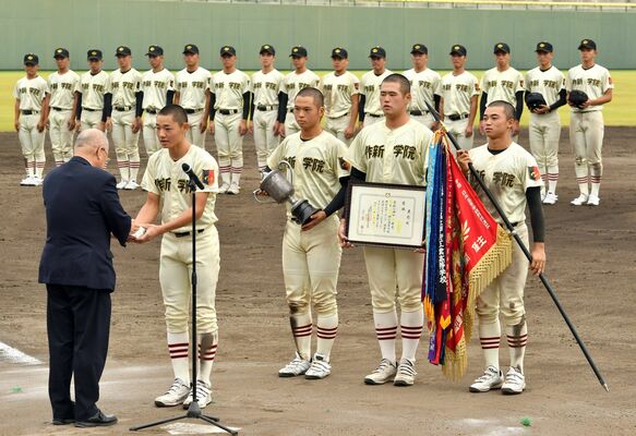 ７年ぶりに優勝し表彰式に臨む作新ナイン＝県営