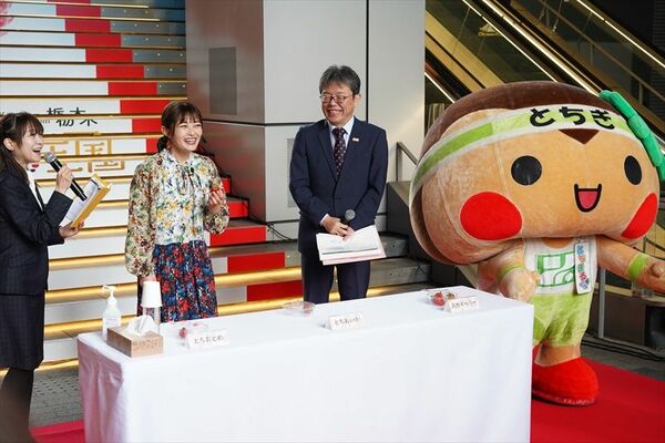 県産イチゴ３品種を食べ比べる井上さん（左から２人目）＝17日午前、東京都渋谷区