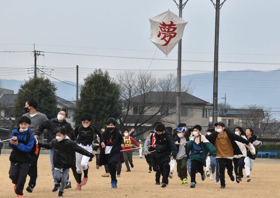 協力して大だこを揚げる児童たち