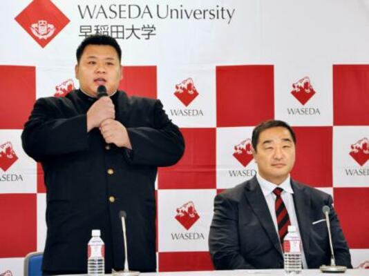 記者会見する川副楓馬。右は師匠の安治川親方=2日、東京都新宿区の早大