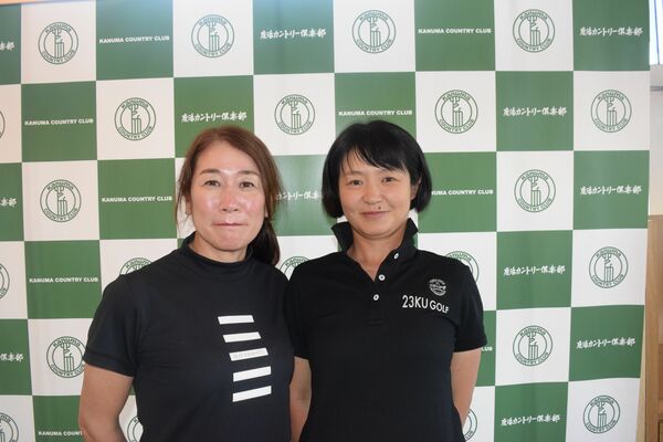 女子２位の竹内（左）・戸澤組