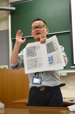 地理学の視点で災害リスクについて説明する坪井教授