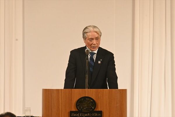 ６選出馬要請を受け、あいさつする福田知事＝30日午後、宇都宮市上大曽町