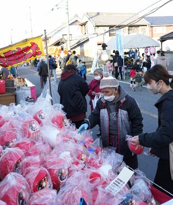 地元住民らでにぎわった初市