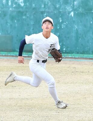 試合出場に備え準備する佐野日大の石井=兵庫県西宮市