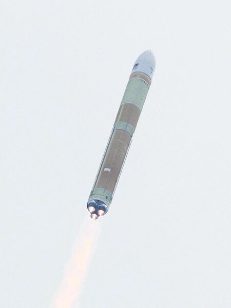 鹿児島県の種子島宇宙センターから打ち上げられ、上昇するＨ３ロケット６号機＝12日午前９時54分