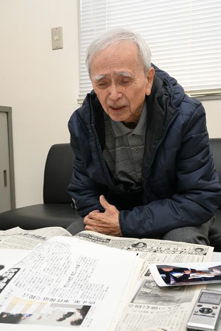 「足利事件」を特集した当時の記事を見つめる菅家さん