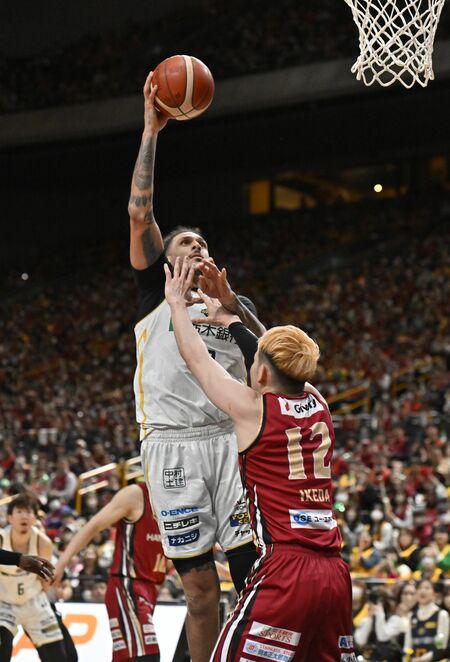 第２クオーター２分、ブレックスのフォトゥがインサイドで得点を挙げる＝さいたまスーパーアリーナ、加藤竜矢撮影