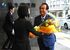 初登庁し、花束を受け取る琴寄市長