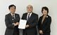 濱口教育長（左）に提言書を手渡す金井会長（中央）と荒井友子副会長
