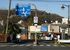 道路の真ん中に設置されている案内標識