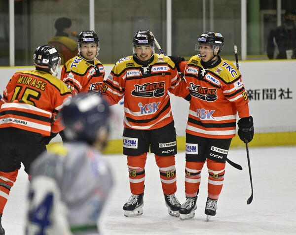 第１ピリオド15分32秒、バックスの寺尾（中央）が２点目を決めて喜ぶ＝日光霧降アイスアリーナ