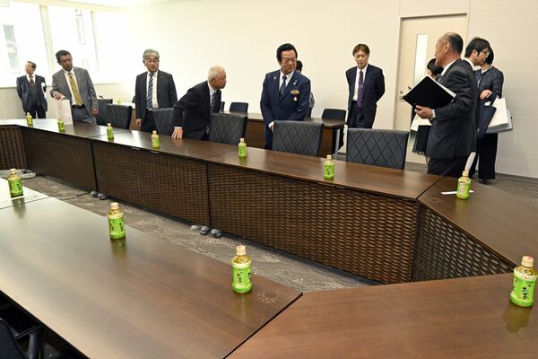 県産ヒノキが使われた特別会議室のテーブル