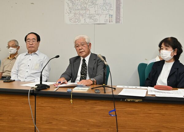 会見する上田氏ら
