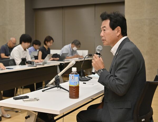 記者を前に６選出馬を表明する佐藤氏＝27日午後４時、宇都宮市宮みらい