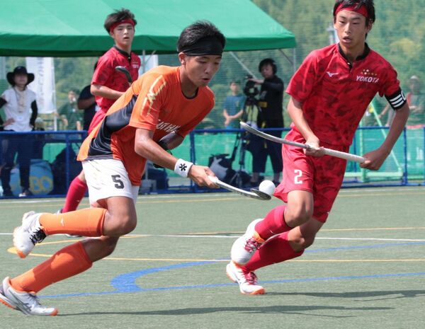 準決勝の横田中戦で、攻め上がる東原中のMF黒子=香川県の綾川町ふれあい運動公園