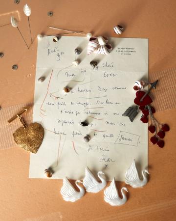 　ジャン　コクトーからガブリエル　シャネルへの手紙（１９５１年　ＣＨＡＮＥＬ　ブローチ　１９９３年春夏　プレタポルテ　コレクション―パリ、パトリモアンヌ・シャネル蔵　（Ｃ）ＣＨＡＮＥＬ／Ｒｏｅ　Ｅｔｈｒｉｄｇｅ　（Ｃ）Ａｄａｇｐ／Ｃｏｍｉｔｅ　Ｃｏｃｔｅａｕ，Ｐａｒｉｓ，２０２５）（提供写真）