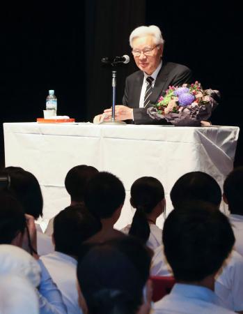 若泉敬氏の業績を振り返る講演会で登壇した谷内正太郎氏=18日午後、福井県越前市