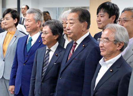 　立憲民主党の両院議員総会を終え、撮影に応じる野田代表（手前右から２人目）と安住幹事長（同３人目）ら＝１１日午後、東京・永田町の党本部