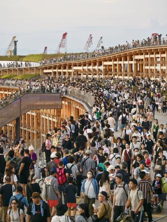 多くの来場者でにぎわう大阪・関西万博会場の大屋根リング=14日、大阪市此花区の夢洲