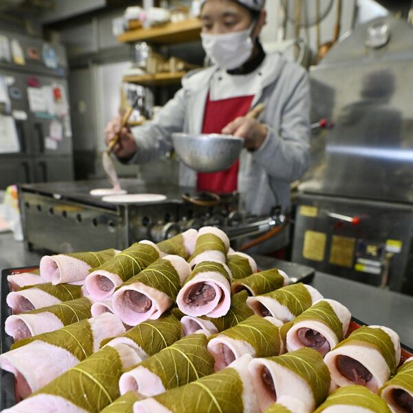 春色の味ずらり 桜餅作り大忙し 県内和菓子店「こだわりの焼き皮を