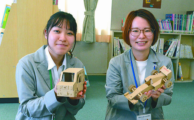図書館スタッフの本間さん（右）と関根さん