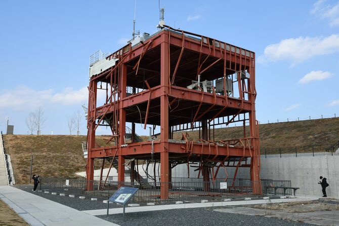 赤い鉄骨がむき出しになった震災遺構・旧防災対策庁舎。津波被害の大きさを物語っている