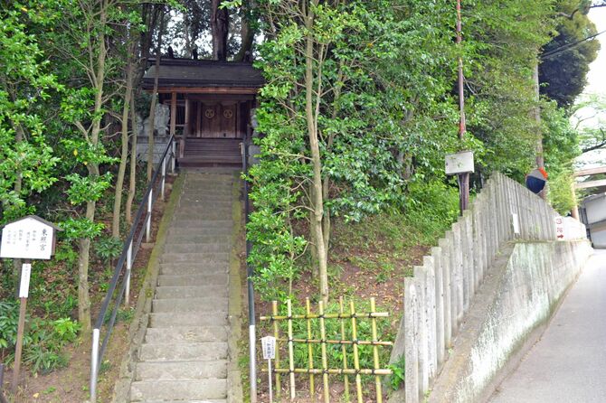 西坂の途中にある末社の東照宮