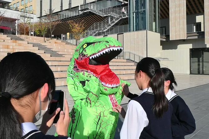 女子高生に声をかけられるティラノサウルス
