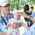 子どもの額に朱印、無病息災願う 足利富士浅間神社でペタンコ祭り