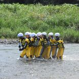 台風など河川氾濫想定し訓練　県警など100人参加　急流を渡る訓練も