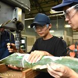 型紙巻き付け、ドリルで穴　栃木の小中学生が竹あんどん制作体験　10月の…