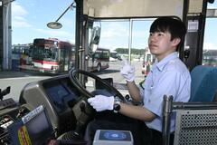 県内最年少１９歳バス運転士誕生