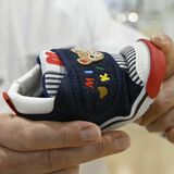 大きめの靴はトラブルのもと？　子どもの健康な足育てるために　正しいサイズの靴選び、ポイントは...