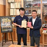宇都宮ブレックスに鹿沼市特別賞　チームの「マザータウン」　シウマイと地元産そばを贈呈