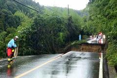 石川・七尾で国道崩れ車３台転落