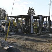 小山の小屋で火災　プレハブなど全焼