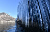 中禅寺湖畔でしぶき氷　20日「大寒」