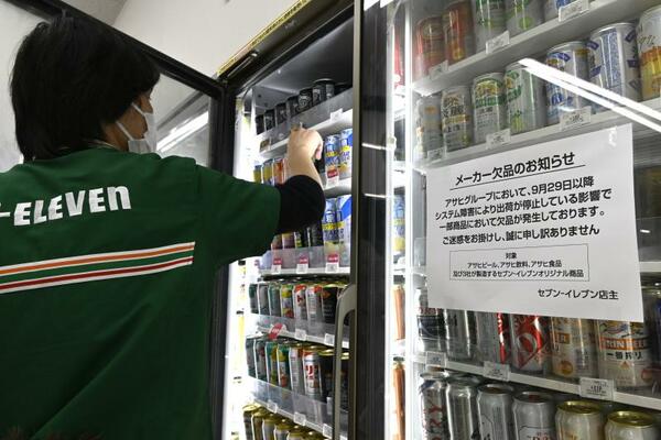 アサヒグループの一部商品の欠品を知らせるコンビニの張り紙＝宇都宮市