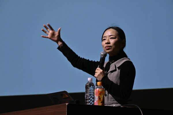 認知症との関わり方を提言する恩蔵さん＝28日午後、宇都宮市本町